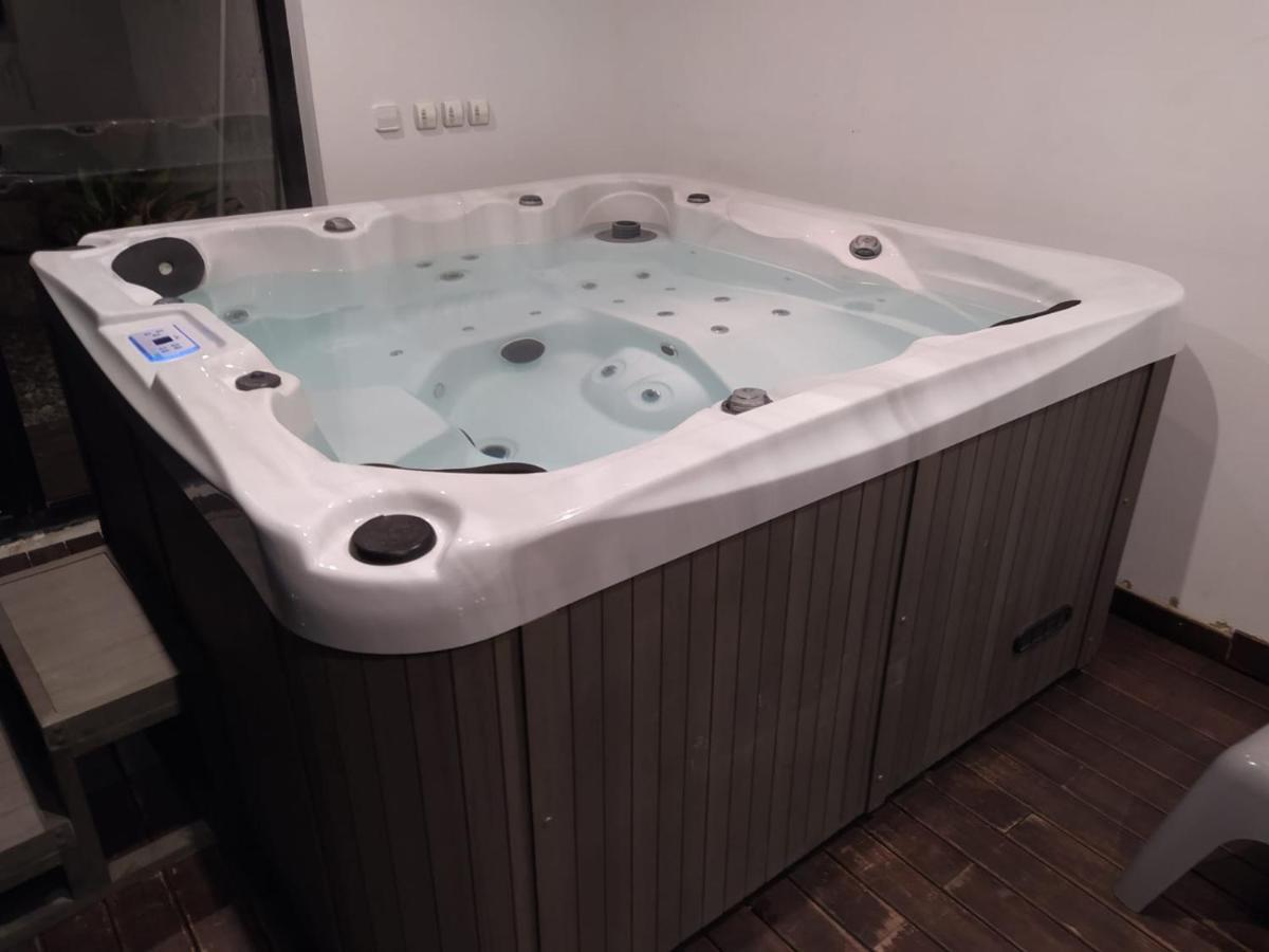 Casa Ceca De La Playa Y Barcelona, Con Piscina Climatizada Y Jacuzzi Villa Вайроманас Екстериор снимка